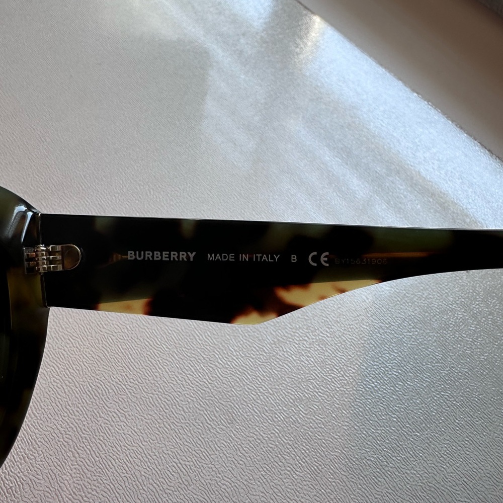 Burberry sunglasses - Picture 4 of 6